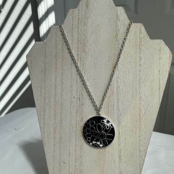 Liz Claiborne silver tone chain with circle floral pendant statement Necklace - Picture 1 of 8